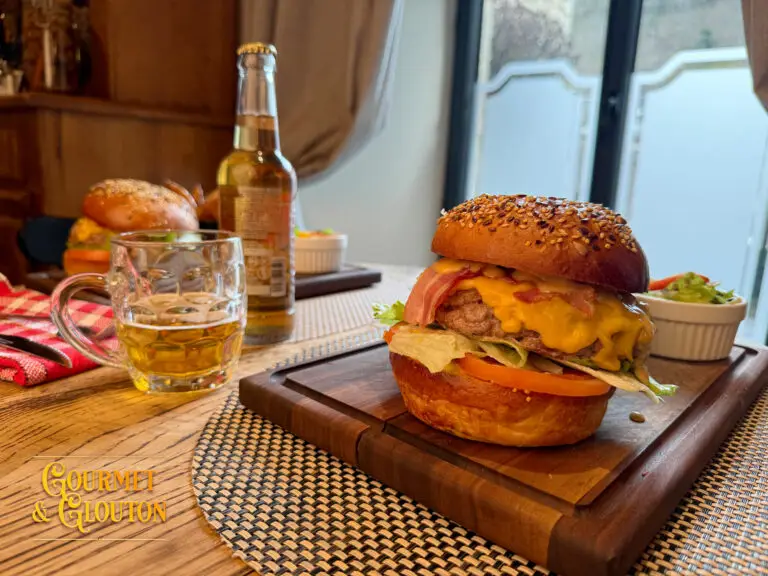 Burger Double G 200g Aubrac servi avec bière au restaurant Gourmet & Glouton à Chaudes-Aigues