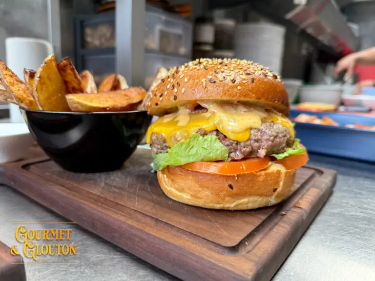 Burger Double G Aubrac 200g sur planche en bois avec potatoes maison