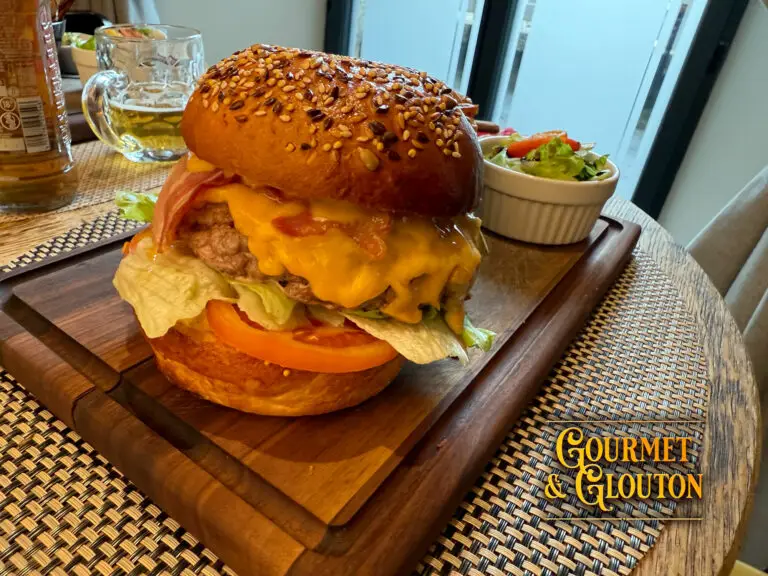Burger Double G Aubrac 200g servi en salle au restaurant Gourmet & Glouton