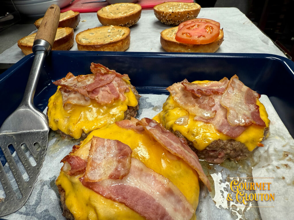 Montage du burger Double G Aubrac en cuisine à Chaudes-Aigues