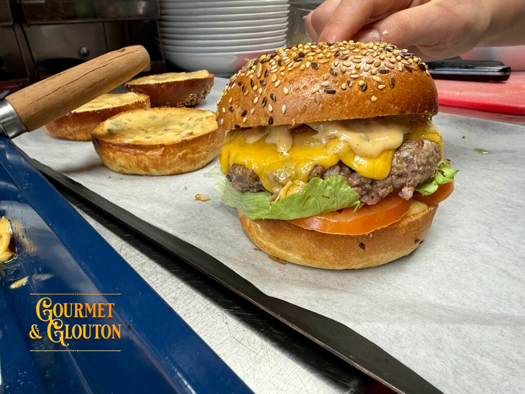 Montage du burger Double G Aubrac en cuisine à Chaudes-Aigues