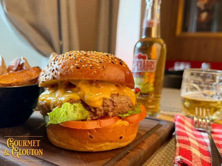 Gros plan du burger Double G 200g Aubrac cheddar bacon