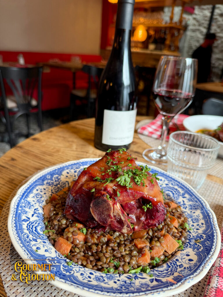 Jarreton de porc confit et lentilles, plat terroir dans un restaurant à Chaudes-Aigues