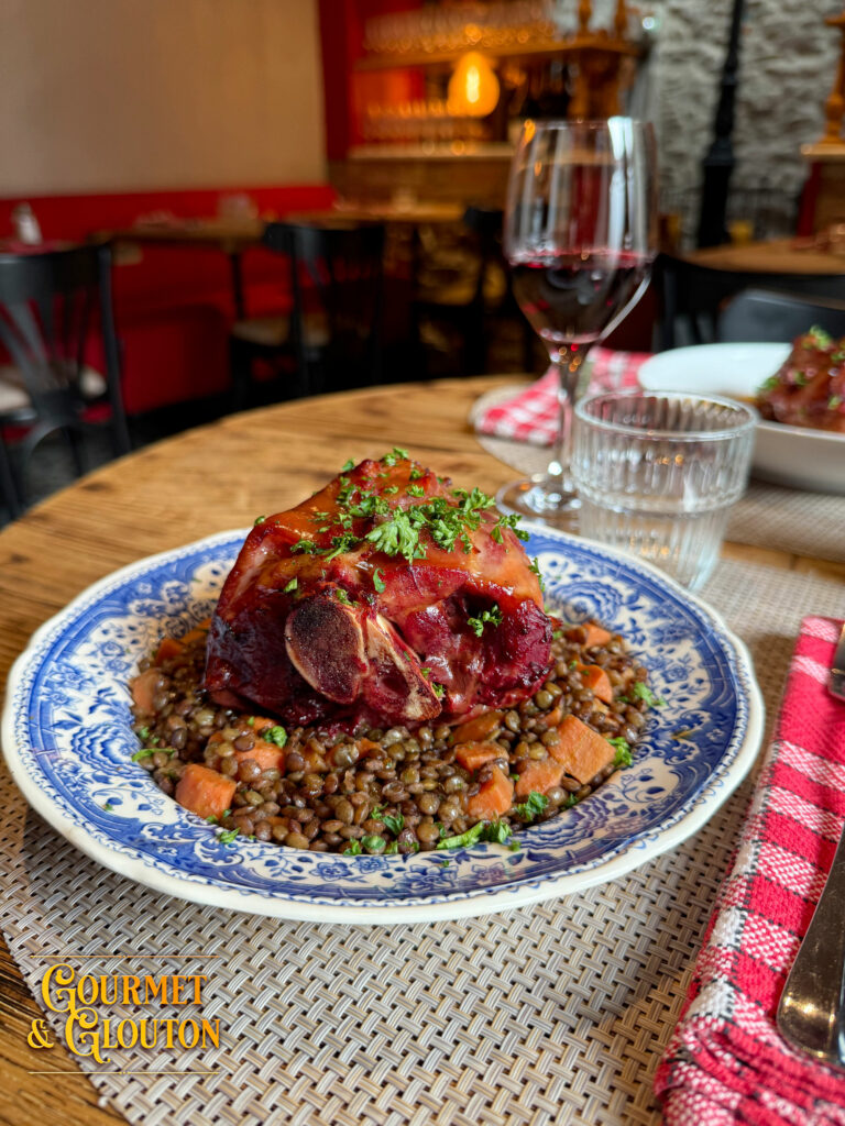 Jarreton de porc à Chaudes-Aigues servi avec lentilles et carottes au restaurant Gourmet & Glouton
