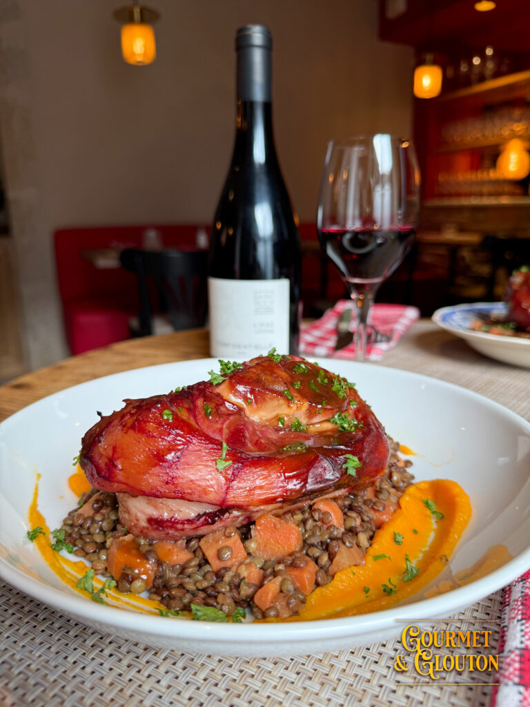 Jarreton de porc confit à basse température au restaurant Gourmet & Glouton à Chaudes-Aigues