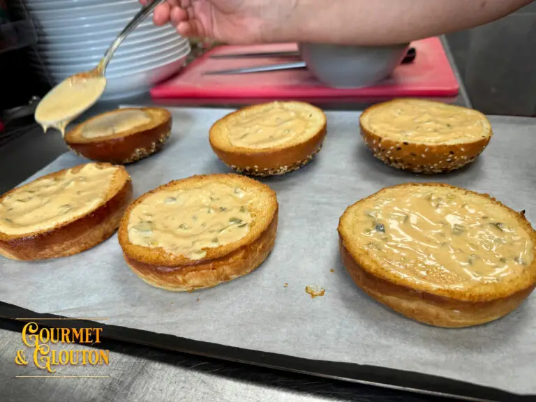 Montage du burger Double G Aubrac en cuisine à Chaudes-Aigues