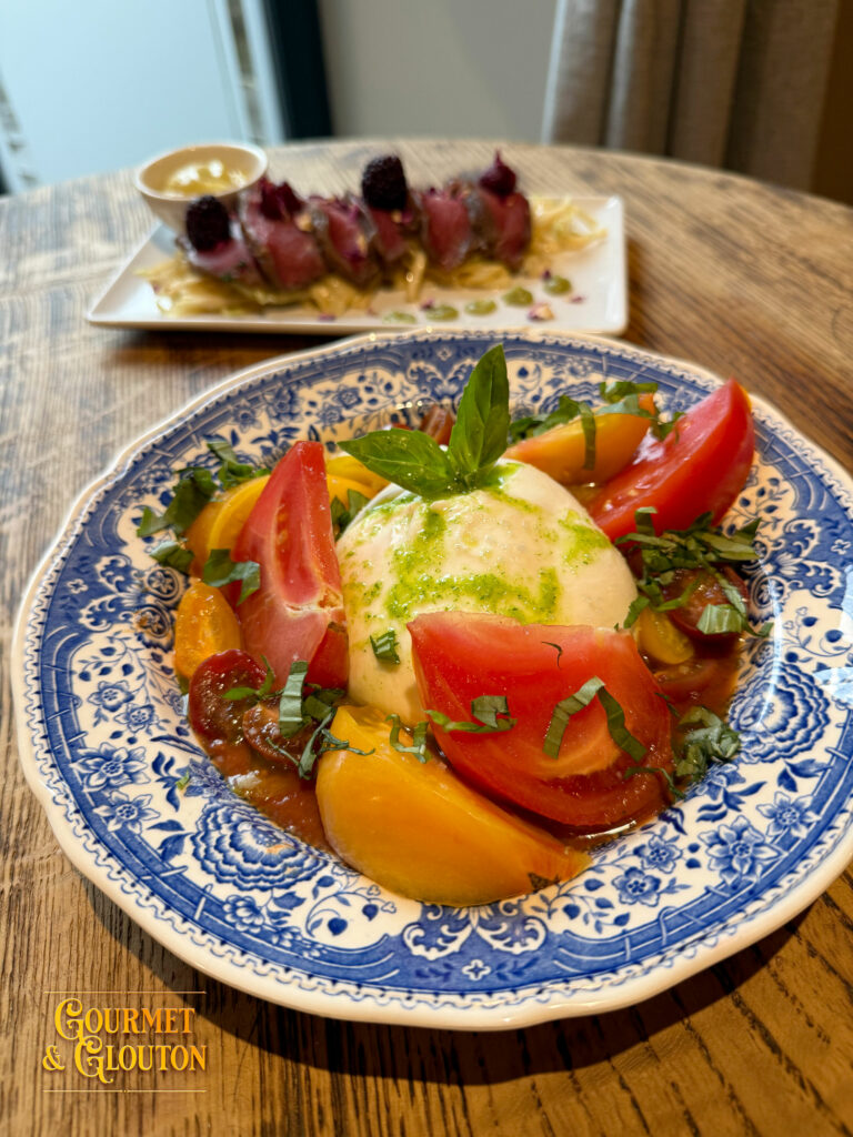 Burrata au lait de bufflonne avec tomates anciennes et basilic au restaurant Gourmet et Glouton à Chaudes-Aigues