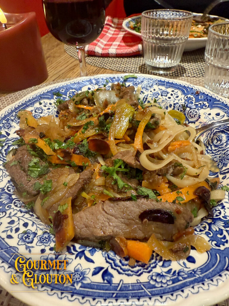 Nouilles sautées au bœuf d’Aubrac avec légumes et coriandre au restaurant Gourmet et Glouton à Chaudes-Aigues