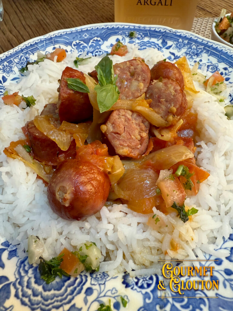 rougail saucisse Chaudes-Aigues restaurant Gourmet et Glouton plat du jour gros plan
