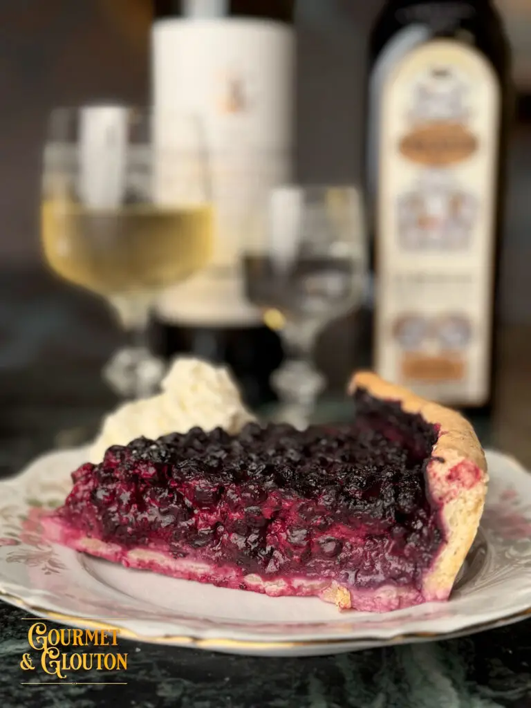 Part de tarte aux myrtilles maison servie au restaurant Gourmet & Glouton à Chaudes-Aigues
