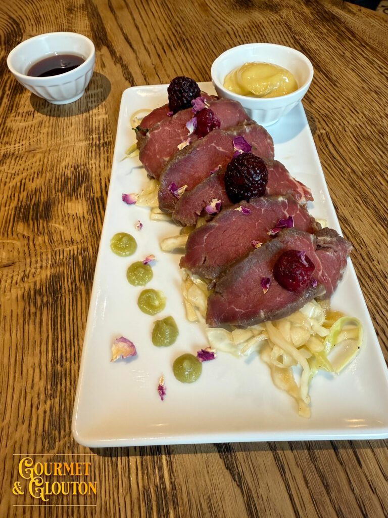 Tataki de bœuf d’Aubrac servi avec sauce soja, mayonnaise au wasabi, crudités et fruits rouges au restaurant Gourmet & Glouton à Chaudes-Aigues