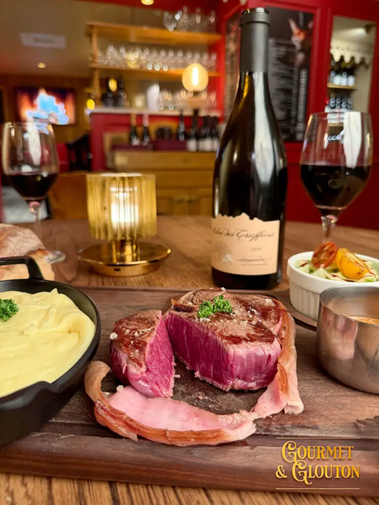 Pièce de bœuf Aubrac accompagnée d’aligot au restaurant Gourmet & Glouton