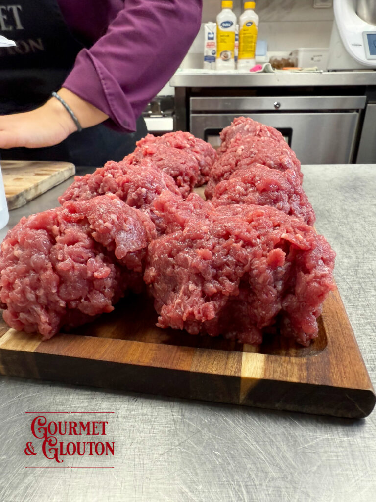 Viande de bœuf Aubrac hachée préparée en cuisine pour burger Double G au restaurant Gourmet et Glouton à Chaudes-Aigues