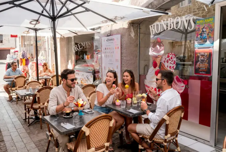 clients terrasse glacier gourmet et glouton chaudes aigues dessert famille