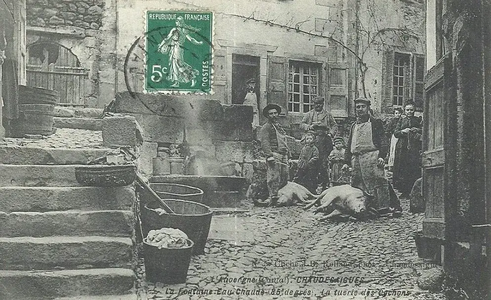 Bouchers préparant des cochons à la Source du Par à Chaudes-Aigues au début du XXe siècle grâce à l'eau naturellement chaude.