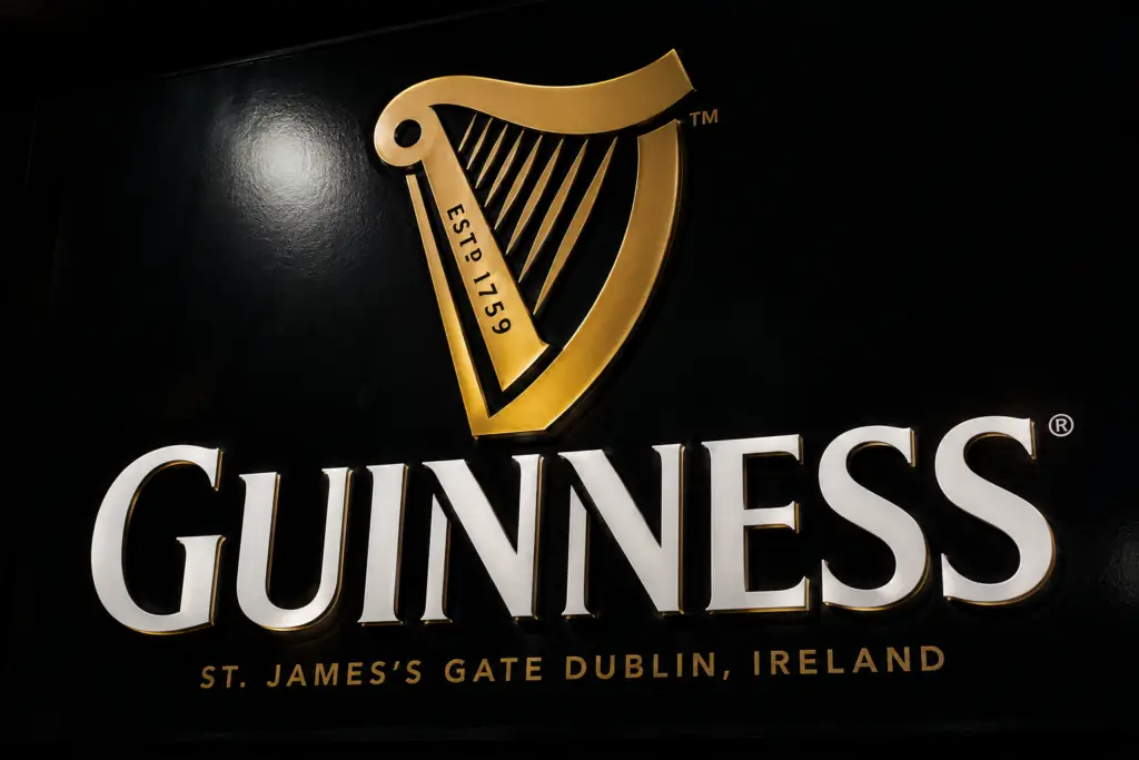 Logo Guinness avec la harpe dorée emblématique de Dublin, symbole de la célèbre bière irlandaise fondée par Arthur Guinness en 1759