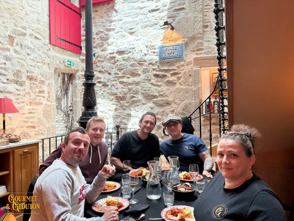 Loïc Ballet, son équipe, Cécile et Stéphane Chaudesaigues partagent un repas avant le tournage du reportage à Chaudes-Aigues.
