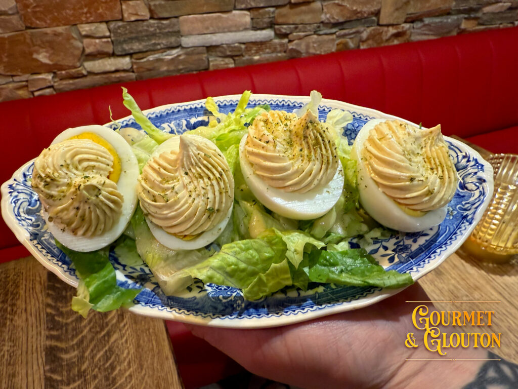 Œufs mayonnaise préparés avec des œufs cuits grâce à l'eau chaude de la Source du Par, servis chez Gourmet & Glouton à Chaudes-Aigues.