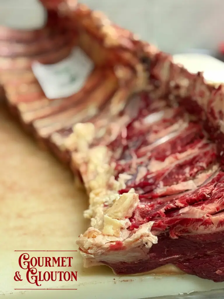 Faux-filet de Black Angus française en cours de découpe chez Gourmet & Glouton à Chaudes-Aigues, révélant la qualité de la viande et son persillage naturel.