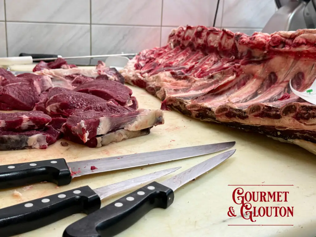 Découpe d'une carcasse de Black Angus française chez Gourmet & Glouton à Chaudes-Aigues avec les premières pièces préparées avant leur mise à la carte.