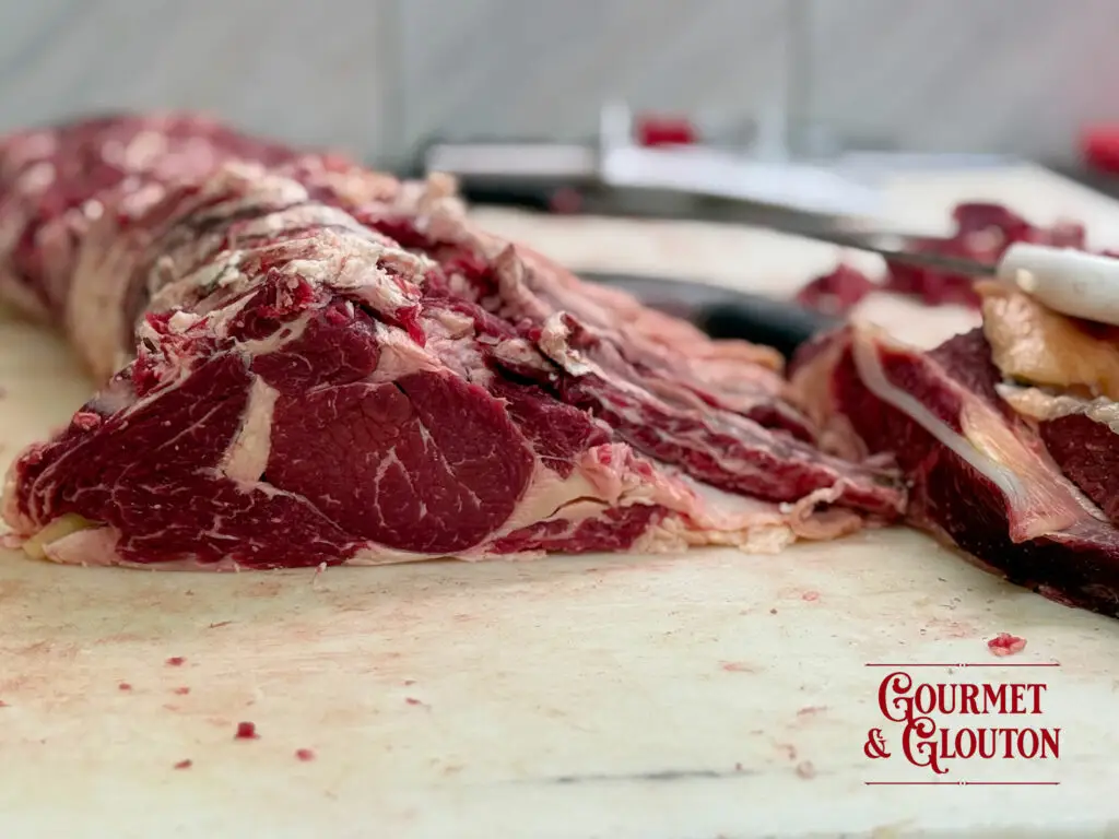 Côte de bœuf de Black Angus française préparée chez Gourmet & Glouton à Chaudes-Aigues, mettant en valeur le persillage naturel de cette viande d'exception.