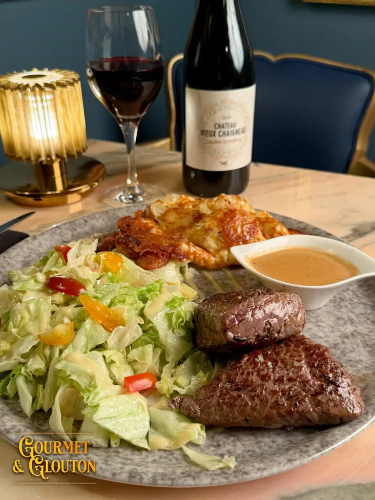 Duo de Pavés Salers et Aubrac servi avec une truffade, une salade et une sauce au poivre chez Gourmet & Glouton à Chaudes-Aigues.