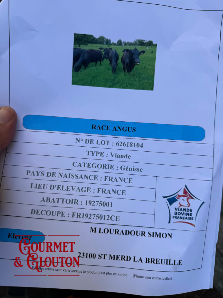 Fiche de présentation d'une génisse de race Angus indiquant son origine française, son éleveur, son numéro de lot et la certification Viande Bovine Française, sélectionnée par Gourmet & Glouton à Chaudes-Aigues.