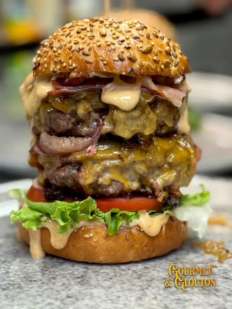 Le Titan, burger réalisé sur demande avec jusqu'à 400 g de viande hachée 100 % pur muscle Aubrac, servi chez Gourmet & Glouton à Chaudes-Aigues.