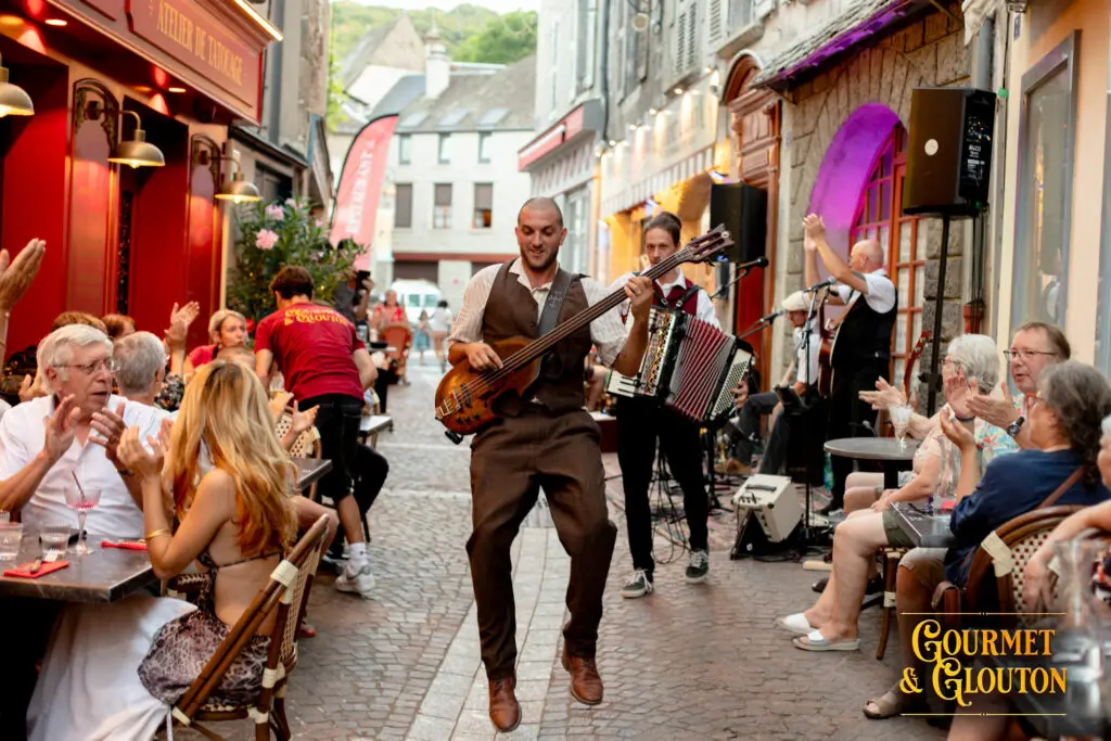 Contrebassiste d’Accord Perdu au milieu du public lors des Terrasses Musicales de Chaudes-Aigues.