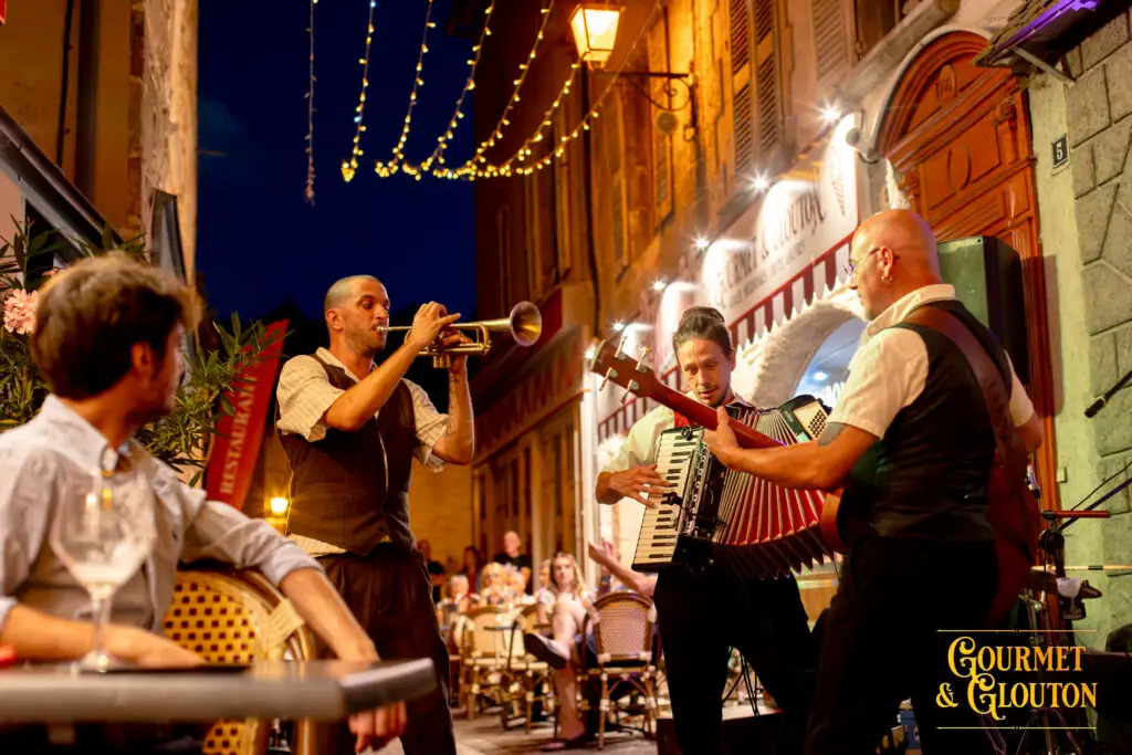 Accord Perdu en concert avec trompette, accordéon et basse aux Terrasses Musicales de Chaudes-Aigues.
