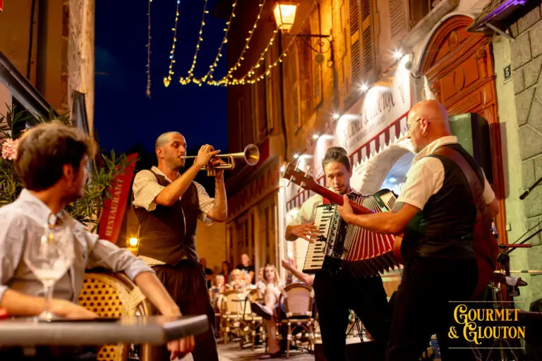 Accord Perdu en concert avec trompette, accordéon et basse aux Terrasses Musicales de Chaudes-Aigues.
