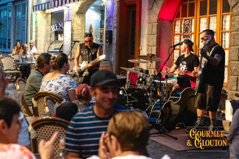 Cadillac Rumble joue devant le public installé sur la terrasse de Gourmet & Glouton pendant les Terrasses Musicales 2026 à Chaudes-Aigues.