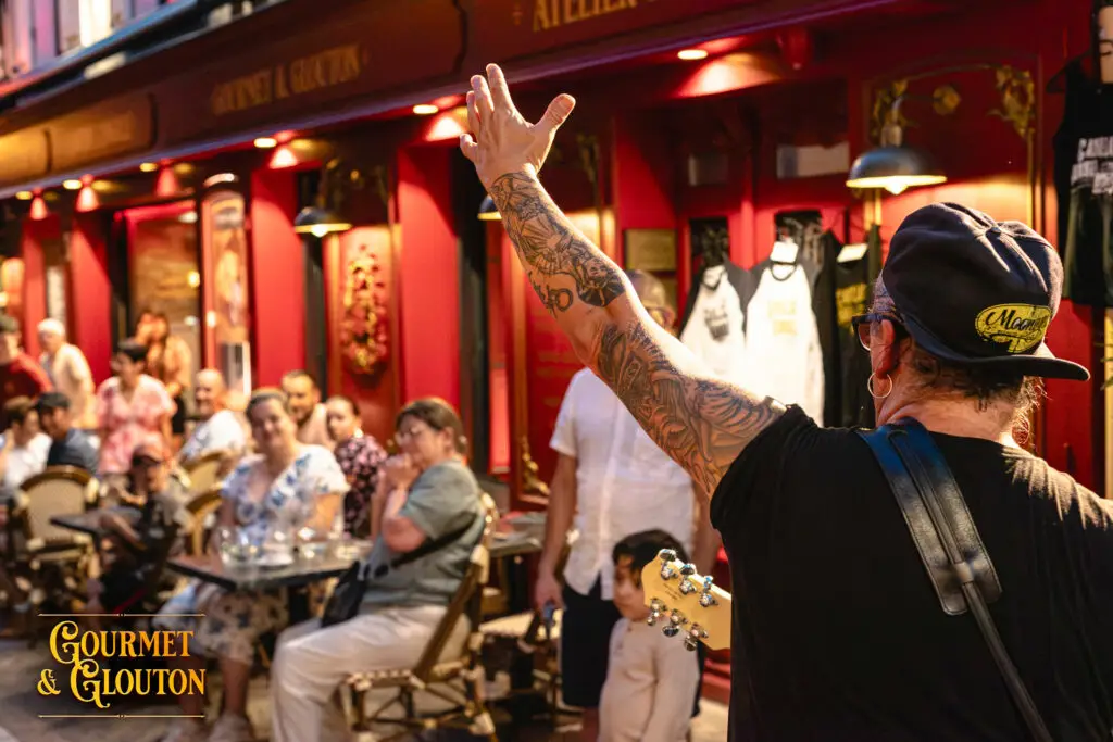 Le guitariste de Cadillac Rumble salue le public pendant les Terrasses Musicales 2026 chez Gourmet & Glouton à Chaudes-Aigues.