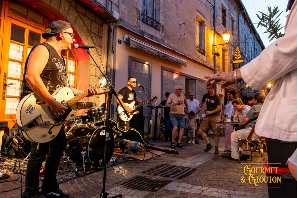 Cadillac Rumble en concert chez Gourmet & Glouton pendant les Terrasses Musicales 2026 à Chaudes-Aigues.