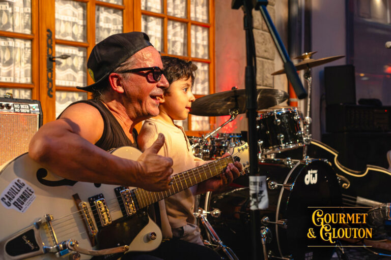 Benjamin partage un moment de transmission rock’n’roll avec Cadillac Rumble pendant les Terrasses Musicales chez Gourmet & Glouton à Chaudes-Aigues.