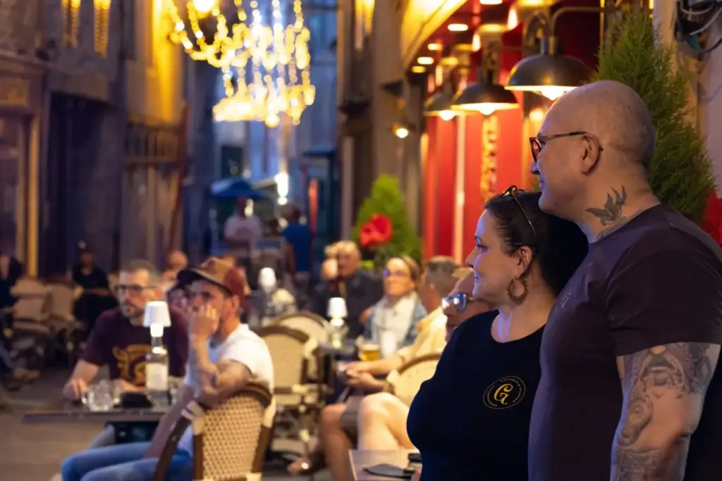 Cécile et Stéphane Chaudesaigues devant Gourmet & Glouton à Chaudes-Aigues