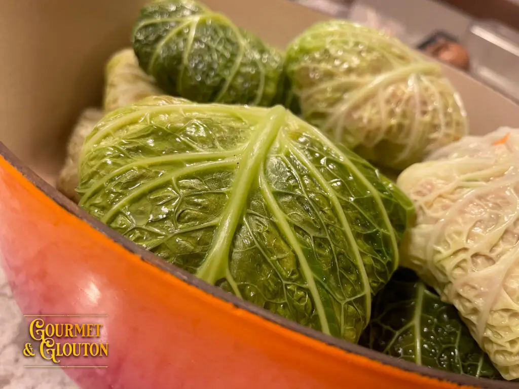 Choux farcis maison disposés dans une cocotte avant cuisson chez Gourmet & Glouton à Chaudes-Aigues