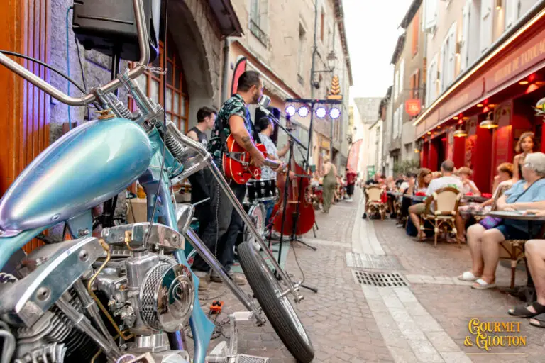 Wild Karma en concert devant le chopper Harley-Davidson d’Alexis Bânes aux Terrasses Musicales de Chaudes-Aigues.