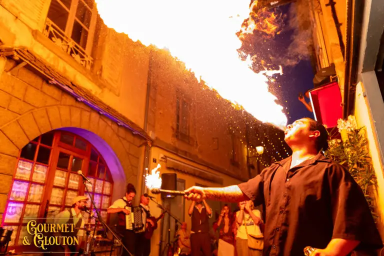 Enzo Petit Dragon crache du feu devant le public et les musiciens d’Accord Perdu aux Terrasses Musicales de Chaudes-Aigues.