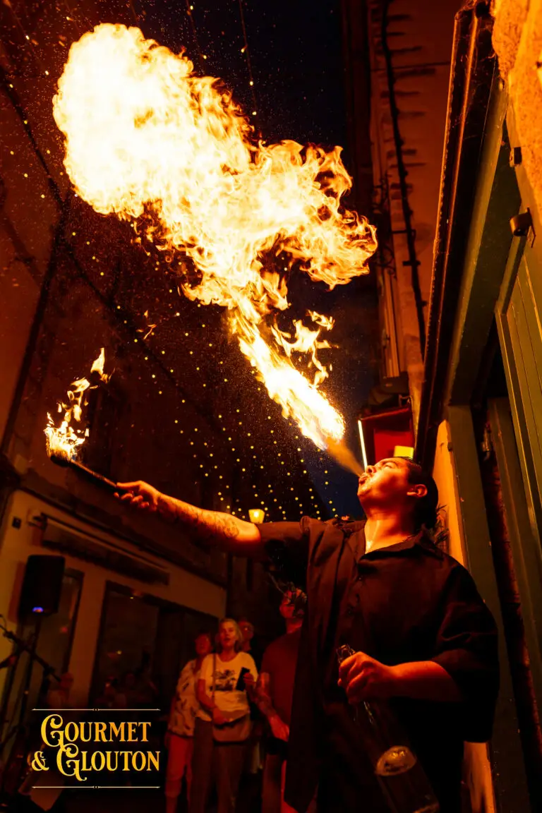 Enzo Petit Dragon crache une grande flamme pendant la soirée d’Accord Perdu aux Terrasses Musicales de Chaudes-Aigues.