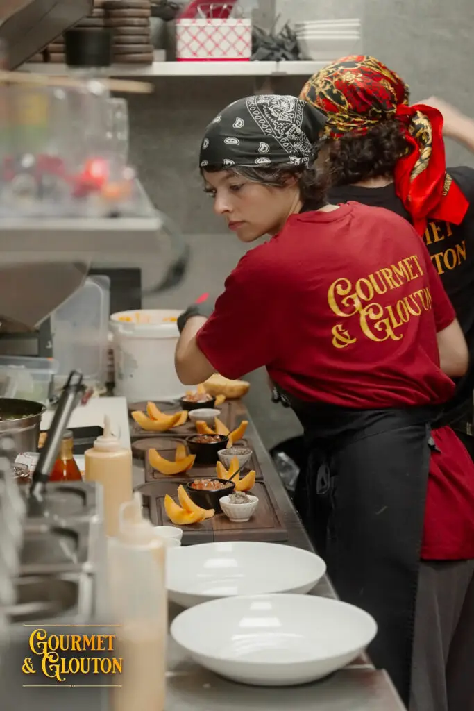 Équipe en cuisine de Gourmet & Glouton à Chaudes-Aigues pendant le service