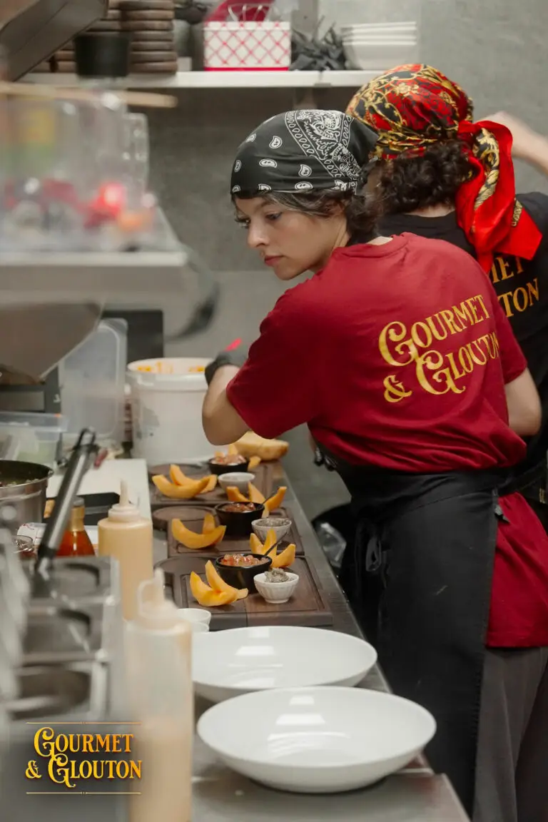 Équipe en cuisine de Gourmet & Glouton à Chaudes-Aigues pendant le service
