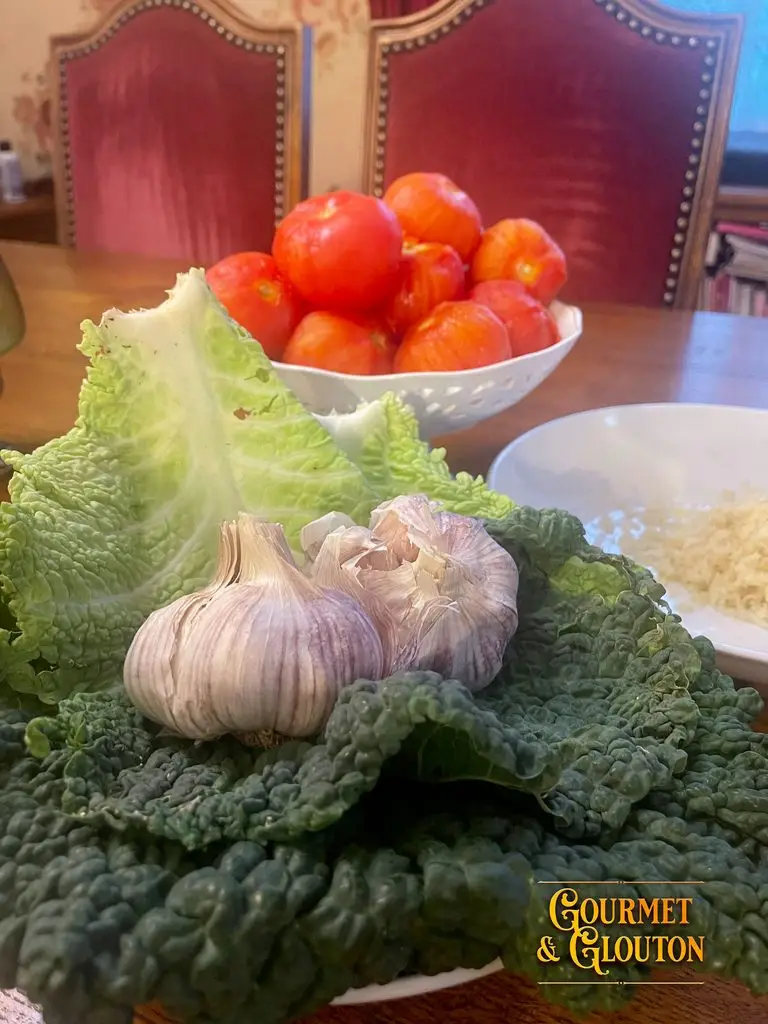 Chou vert, tomates et ail frais pour préparer les choux farcis maison de Gourmet & Glouton à Chaudes-Aigues