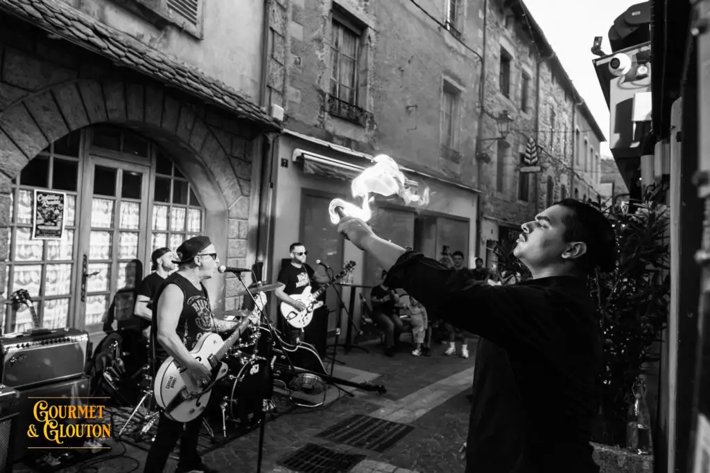 Petit Dragon, maître du feu et capitaine de cuisine de Gourmet & Glouton, pendant une soirée des Terrasses Musicales avec Cadillac Rumble à Chaudes-Aigues.