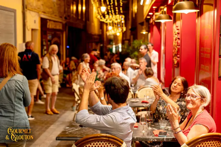 Public applaudissant le groupe Accord Perdu aux Terrasses Musicales de Chaudes-Aigues.