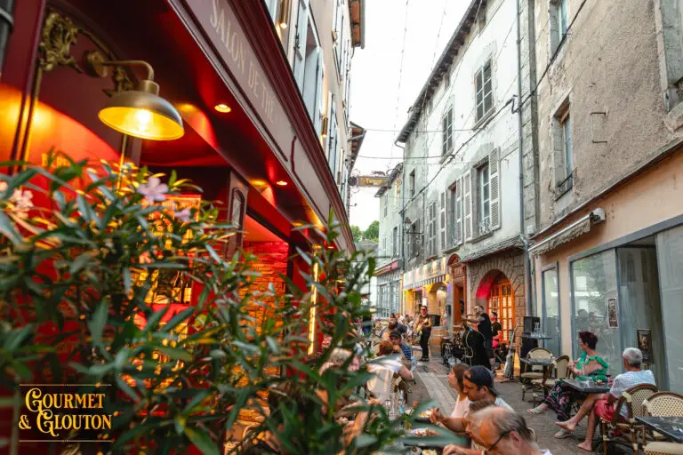 Terrasse de Gourmet & Glouton animée pendant une soirée des Terrasses Musicales 2026 avec Cadillac Rumble à Chaudes-Aigues.