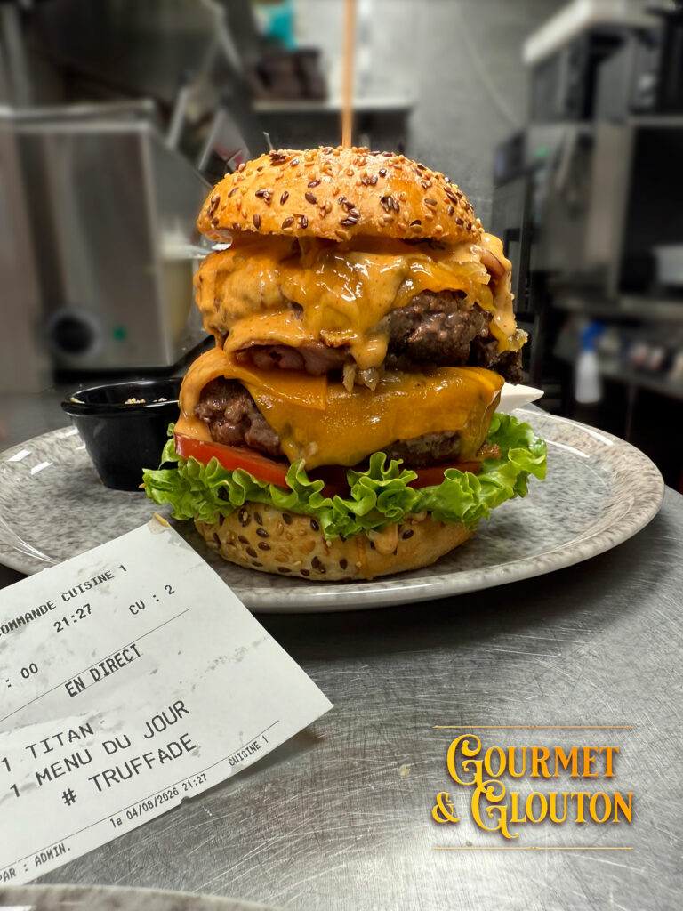 Titan burger Aubrac préparé à la commande chez Gourmet & Glouton à Chaudes-Aigues, avec jusqu’à 400 g de viande hachée 100 % pur muscle Aubrac.