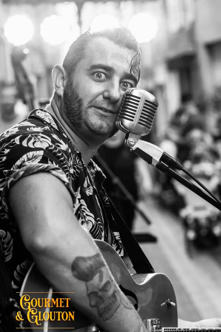 Chanteur et guitariste de Wild Karma au micro lors des Terrasses Musicales de Chaudes-Aigues.