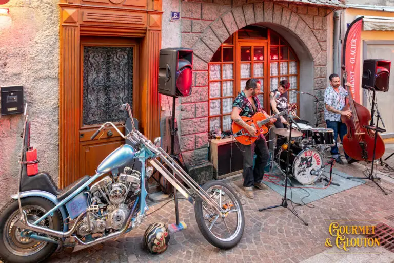 Wild Karma en concert aux Terrasses Musicales de Chaudes-Aigues, devant le chopper Harley-Davidson d’Alexis Bânes.