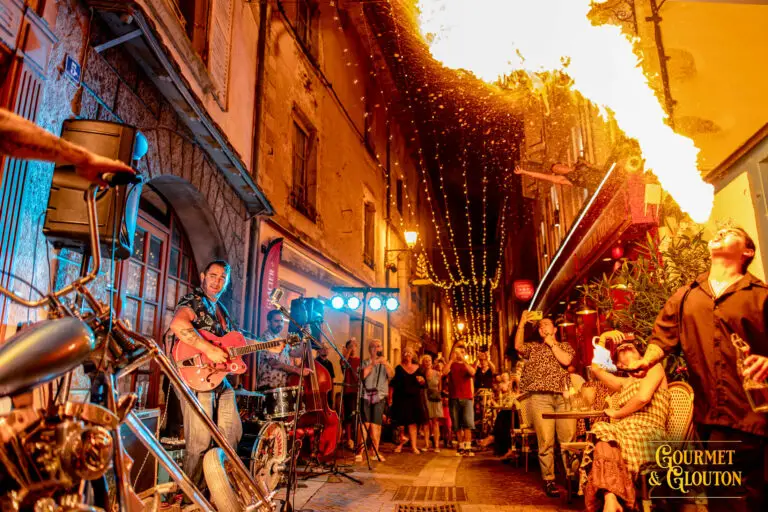 Enzo Petit Dragon souffle une grande flamme pendant le concert de Wild Karma aux Terrasses Musicales de Chaudes-Aigues.